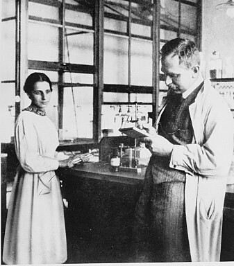 Lisa Meitner og kollega Otto Hahn. Hahn fikk nobelprisen i kjemi i 1945. Meitner ble ikke nevnt med et ord. (Foto: Smithsonian Institution / Wikimedia commons) Lisa Meitner og kollega Otto Hahn. Hahn fikk nobelprisen i kjemi i 1945. Meitner ble ikke nevnt med et ord. (Foto: Smithsonian Institution / Wikimedia commons)