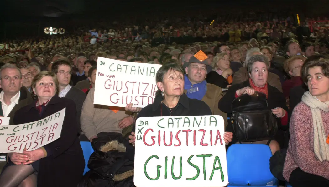 Opprullingen av omfattende korrupsjon i statsapparatet satte dype spor i det italienske samfunnet. I 2002 markerte innbyggere i Milano at det var ti år siden etterforskningen begynte. (Foto: Antonio Calanni/AP/NTB scanpix) Opprullingen av omfattende korrupsjon i statsapparatet satte dype spor i det italienske samfunnet. I 2002 markerte innbyggere i Milano at det var ti år siden etterforskningen begynte. (Foto: Antonio Calanni/AP/NTB scanpix)