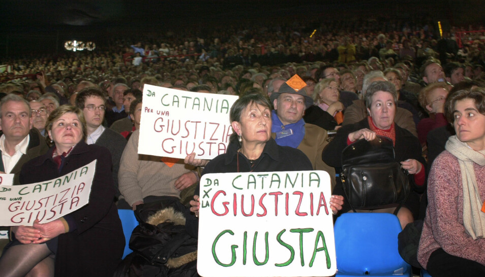 Opprullingen av omfattende korrupsjon i statsapparatet satte dype spor i det italienske samfunnet. I 2002 markerte innbyggere i Milano at det var ti år siden etterforskningen begynte. (Foto: Antonio Calanni/AP/NTB scanpix)