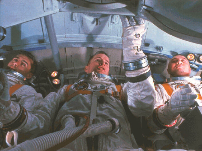 Mannskapet på Apollo 1 under simulatortrening, åtte dager før den tragiske brannen. Fra venstre: Roger Chaffee, Edward White og Virgil Grissom. (Foto: NASA) Mannskapet på Apollo 1 under simulatortrening, åtte dager før den tragiske brannen. Fra venstre: Roger Chaffee, Edward White og Virgil Grissom. (Foto: NASA)