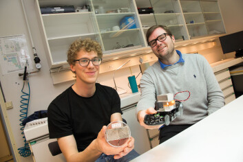 Henrik Riis (t.v.) og Matthias Schrade demonstrerer hvordan en lekebil får energien sin fra telys og en isklump. (Foto: Yngve Vogt) Henrik Riis (t.v.) og Matthias Schrade demonstrerer hvordan en lekebil får energien sin fra telys og en isklump. (Foto: Yngve Vogt)