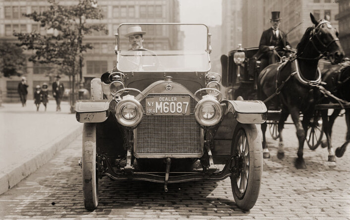 Flere og flere hester i byene laget krise i New York City med skrekkprognoser om flere meter tykke lag hestemøkk. Men så kom ny teknologi og endret hele samfunnsbildet – automobilen. Bildet er fra området rundt Union Square i New York, 1914. (Foto: The Library of Congress) Flere og flere hester i byene laget krise i New York City med skrekkprognoser om flere meter tykke lag hestemøkk. Men så kom ny teknologi og endret hele samfunnsbildet – automobilen. Bildet er fra området rundt Union Square i New York, 1914. (Foto: The Library of Congress)