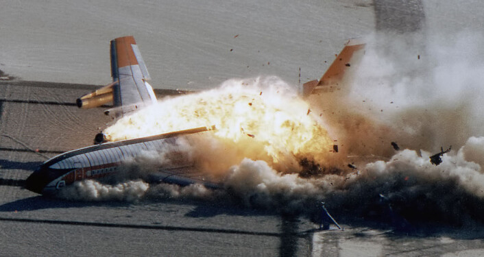 En fatal teknisk svikt er konstruktørens feil. Når økonomien krasjer, er det lettere å bortforklare hvorfor modellene ikke stemmer. Dette bildet er fra et kontrollert krasj gjennomført av NASA på Edwards Air Force Base i 1984. (Foto: NASA) En fatal teknisk svikt er konstruktørens feil. Når økonomien krasjer, er det lettere å bortforklare hvorfor modellene ikke stemmer. Dette bildet er fra et kontrollert krasj gjennomført av NASA på Edwards Air Force Base i 1984. (Foto: NASA)
