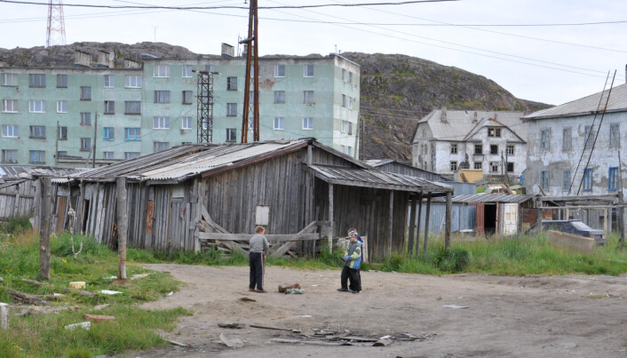 Noen steder spiller fortiden en spesielt stor rolle, som for de som i dag lever med sovjetarven. Her leker barn blant leilighetene fra Khrusjtsjov og Stalins tid. Teriberka, Kolahalvøya, juli 2011. (Photo: Þóra Pétursdóttir) Noen steder spiller fortiden en spesielt stor rolle, som for de som i dag lever med sovjetarven. Her leker barn blant leilighetene fra Khrusjtsjov og Stalins tid. Teriberka, Kolahalvøya, juli 2011. (Photo: Þóra Pétursdóttir)