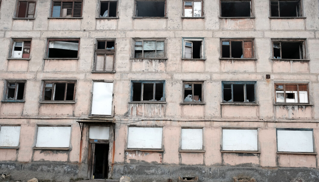 Et nylig forlatt leilighetskompleks i Nikel på Kola-halvøya i Nordvest-Russland. Bygget er et minne om sovjettida som kom og gikk. Burde det bevares som et kulturminne eller burde det rives? (Foto: Bjørnar Olsen) Et nylig forlatt leilighetskompleks i Nikel på Kola-halvøya i Nordvest-Russland. Bygget er et minne om sovjettida som kom og gikk. Burde det bevares som et kulturminne eller burde det rives? (Foto: Bjørnar Olsen)