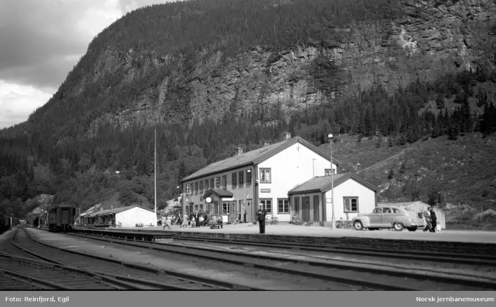 Grong stasjon (Kråangken stasjovne) ca. 1950 med Mediåura i bakgrunnen. (Foto: Egil Reinfjord. Bildet brukes etter avtale med eier, Norsk jernbanemuseums fotosamling)