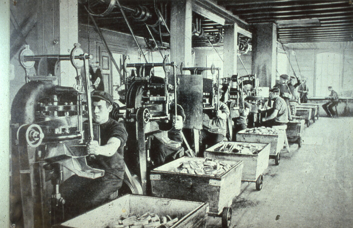 Reinerts falsemaskin i bruk på fabrikk. Denne maskinen kom i 1905 og kunne feste 10 000 lokk på eskene på en 10 timers arbeidsdag. Denne maskinen ble eksportert over hele verden. Foto: MUST/ Norsk hermetikkmuseum Reinerts falsemaskin i bruk på fabrikk. Denne maskinen kom i 1905 og kunne feste 10 000 lokk på eskene på en 10 timers arbeidsdag. Denne maskinen ble eksportert over hele verden. Foto: MUST/ Norsk hermetikkmuseum