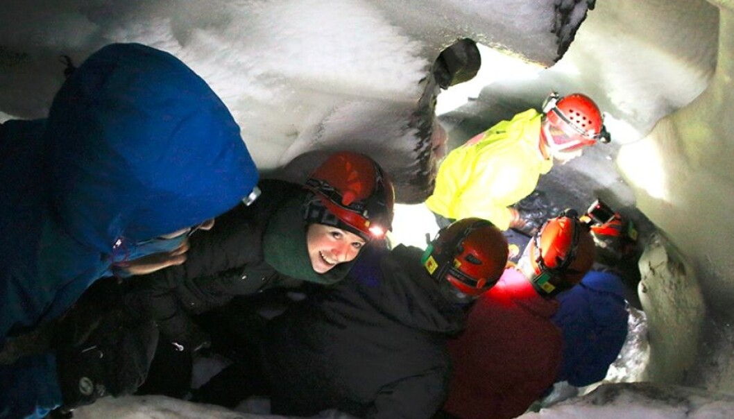 Turister kan bli med på en guidet tur inn i en av isbreene på Svalbard. (Foto: Idun Haugan/NTNU Kommunikasjonsavdeling) Turister kan bli med på en guidet tur inn i en av isbreene på Svalbard. (Foto: Idun Haugan/NTNU Kommunikasjonsavdeling)