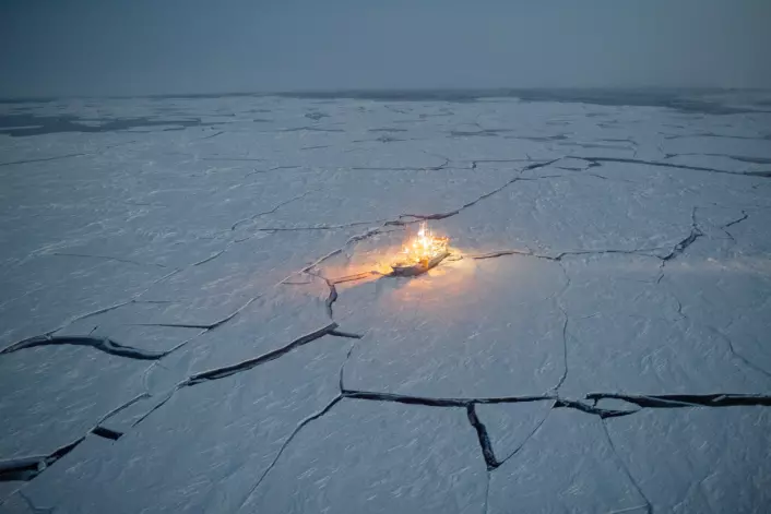 Forskningsskipet RV Lance frøs til i isen nordvest for Svalbard i januar og fulgte drivisen sørover til den smeltet utover våren. Underveis arbeidet forskere fra flere nasjoner og fagfelt med å samle data fra Polhavet, drivisen og atmosfæren. (Foto: Nick Cobbing / Norsk Polarinstitutt)