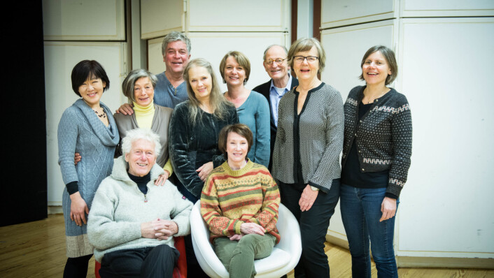 F.v. scenograf og kostymedesigner Leiko Fuseya, skuespillerne Wenche Elena Medbøe, Kai Remlov, Grethe Ryen, førsteamanuensis Marit Råbu, skuespiller Erik Hivju, professor emerita og "seniorkonsulent" Hanne Haavind og regissør Tyra Tønnessen. Foran Toralv Maurstad og Britt Langlie. (Foto: Siren Høyland Sæter/ Det Norske Teateret) F.v. scenograf og kostymedesigner Leiko Fuseya, skuespillerne Wenche Elena Medbøe, Kai Remlov, Grethe Ryen, førsteamanuensis Marit Råbu, skuespiller Erik Hivju, professor emerita og "seniorkonsulent" Hanne Haavind og regissør Tyra Tønnessen. Foran Toralv Maurstad og Britt Langlie. (Foto: Siren Høyland Sæter/ Det Norske Teateret)