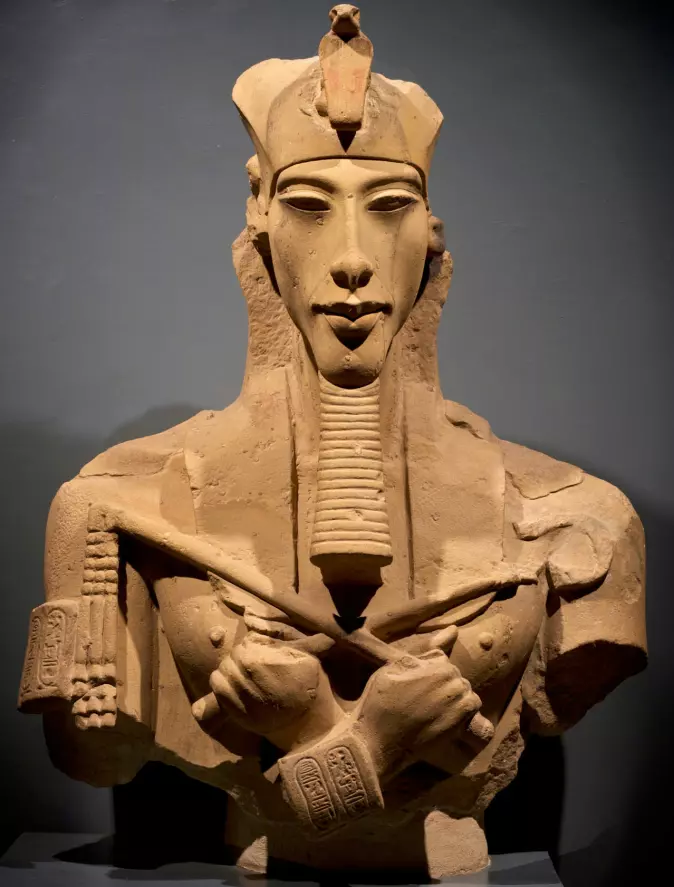 Statue av faraoen Akhenaten, faren til den berømte Tutankhamon. Denne faraoen bygde en ny hovedstad midt i ørkenen for tilbedere av solguden Aten. (Foto: Maciek67 / Shutterstock / NTB scanpix)