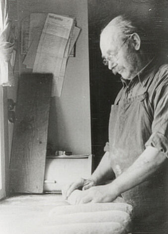 For Rudi var baking og matlaging en viktig del av hverdagen på fangst. (Foto: Norges arktiske universitetsmuseum) For Rudi var baking og matlaging en viktig del av hverdagen på fangst. (Foto: Norges arktiske universitetsmuseum)
