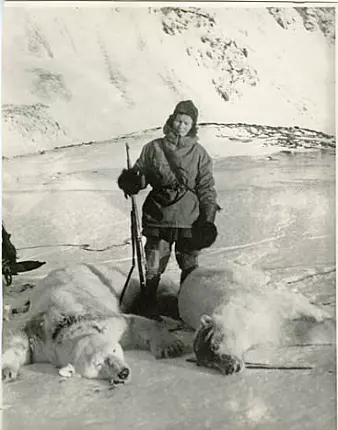 Wanny Woldstad var en habil skytter. Det var viktig for å lykkes på jakt i Arktis. (Foto: Norges arktiske universitetsmuseum)