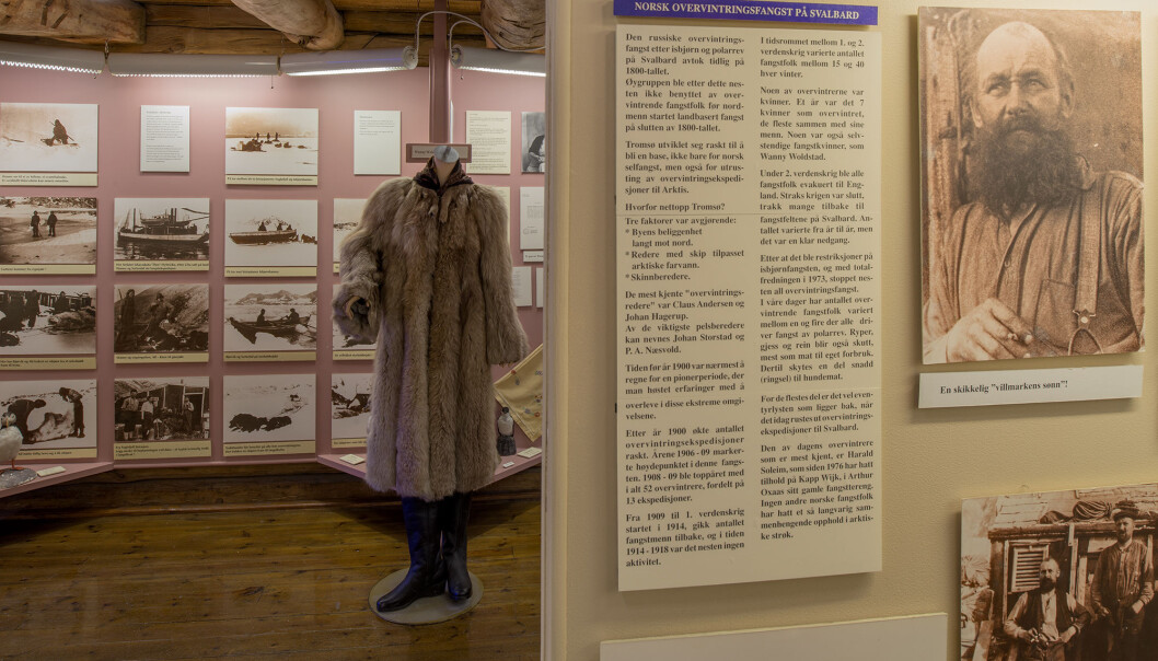 I kontrast til museets ellers hvite vegger, står utstillingen om Wanny Woldstad på en rosa bakgrunn. (Foto: Mari Karlstad, fotoleder, Norges arktiske universitetsmuseum) I kontrast til museets ellers hvite vegger, står utstillingen om Wanny Woldstad på en rosa bakgrunn. (Foto: Mari Karlstad, fotoleder, Norges arktiske universitetsmuseum)