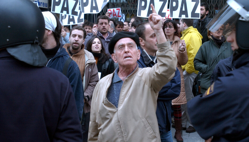 En demonstrant etter terrorangrepet i Madrid i 2004. Hvordan påvirket terrorangrepet valget i Spania like etter, og hvordan kan forskerne finne ut av det? (Foto: AP Photo, Peter Dejong, NTB scanpix) En demonstrant etter terrorangrepet i Madrid i 2004. Hvordan påvirket terrorangrepet valget i Spania like etter, og hvordan kan forskerne finne ut av det? (Foto: AP Photo, Peter Dejong, NTB scanpix)
