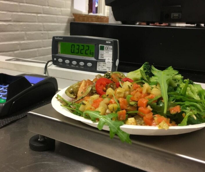 Et måltid, nøye avmålt i en kantine ved Aalborg Universitet. – Jeg har drevet kantineansatte og kolleger som står i kø, til vanvidd ved å finne nøyaktig riktig vekt på lunsjen, forteller Stoustrup. (Foto: Jakob Stoustrup) Et måltid, nøye avmålt i en kantine ved Aalborg Universitet. – Jeg har drevet kantineansatte og kolleger som står i kø, til vanvidd ved å finne nøyaktig riktig vekt på lunsjen, forteller Stoustrup. (Foto: Jakob Stoustrup)
