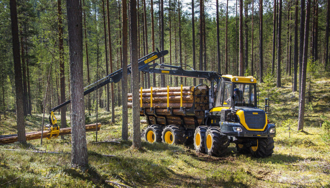 Lassbæreren frakter tømmeret fra hogstplassen og ut til nærmeste vei. Det blir mange turer inn og ut av skogen. Et av målene med OnTrack-prosjektet er å gi minst mulig kjøreskader etter hogst. (Foto: Ponsse) Lassbæreren frakter tømmeret fra hogstplassen og ut til nærmeste vei. Det blir mange turer inn og ut av skogen. Et av målene med OnTrack-prosjektet er å gi minst mulig kjøreskader etter hogst. (Foto: Ponsse)