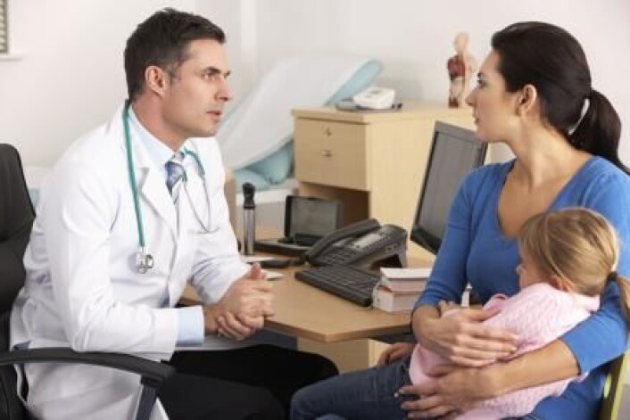 Når forskerne skal finne ut om genmutasjoner er grunn til en sykdom, går de ofte på jakt etter de defekte genene i familier hvor mange medlemmer er rammet av den samme sykdommen. På den måten kan de se om de syke familiemedlemmene har noen spesielle genmutasjoner til felles. (Foto: Colourbox) Når forskerne skal finne ut om genmutasjoner er grunn til en sykdom, går de ofte på jakt etter de defekte genene i familier hvor mange medlemmer er rammet av den samme sykdommen. På den måten kan de se om de syke familiemedlemmene har noen spesielle genmutasjoner til felles. (Foto: Colourbox)