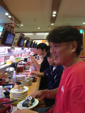 Sushi serveres overalt i Japan, fra fine restauranter til spisesteder som har sushi på transportbånd - kalt kaiten-zushi på japansk. (Foto: Nancy Bazilchuck) Sushi serveres overalt i Japan, fra fine restauranter til spisesteder som har sushi på transportbånd - kalt kaiten-zushi på japansk. (Foto: Nancy Bazilchuck)