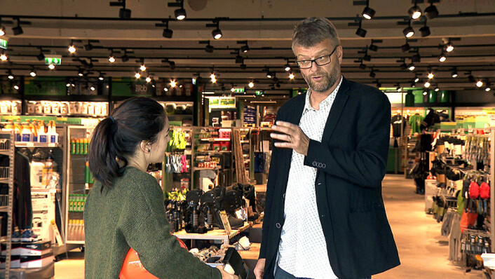 Erik Opsahl hjelper programleder Selda Ekiz med å kle seg opp i en grunnutrustning. (Foto: NRK) Erik Opsahl hjelper programleder Selda Ekiz med å kle seg opp i en grunnutrustning. (Foto: NRK)