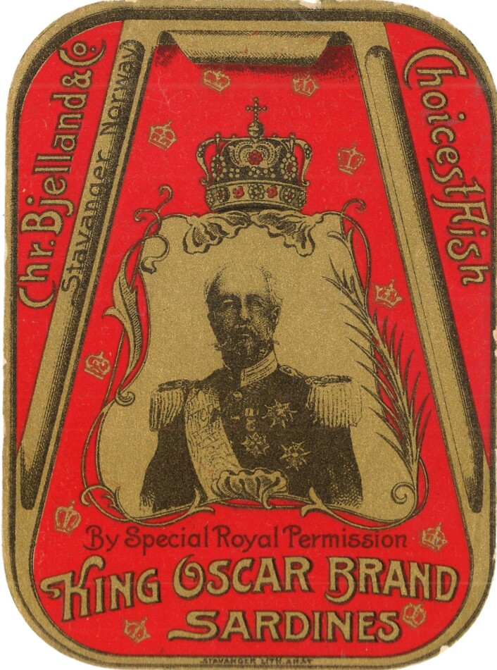Tidlig utgave av "King Oscar." Sammenlign kongen på denne etiketten med portrettet på en ny eske "King Oscar." Foto: MUST/ Norsk hermetikkmuseum Tidlig utgave av "King Oscar." Sammenlign kongen på denne etiketten med portrettet på en ny eske "King Oscar." Foto: MUST/ Norsk hermetikkmuseum
