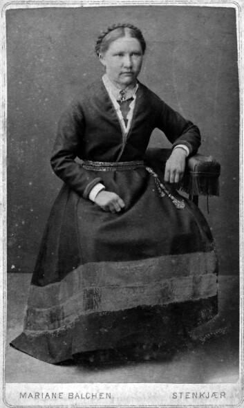 Bilde av Elen Sofie Andersdatter Krøyts (1822-1912) fra Innherred tatt av pionerfotografen Mariane Balchen som arbeidet i Steinkjer 1864 - 1885. Elen Sofie var datter av sameskolelærer Anders Mortenson Krøyts. Dette bildets første eier var samepolitikeren Sanna Jonassen. Foto: Mariane Balchen / Saemien Sijtes fotosamling. Bilde av Elen Sofie Andersdatter Krøyts (1822-1912) fra Innherred tatt av pionerfotografen Mariane Balchen som arbeidet i Steinkjer 1864 - 1885. Elen Sofie var datter av sameskolelærer Anders Mortenson Krøyts. Dette bildets første eier var samepolitikeren Sanna Jonassen. Foto: Mariane Balchen / Saemien Sijtes fotosamling.
