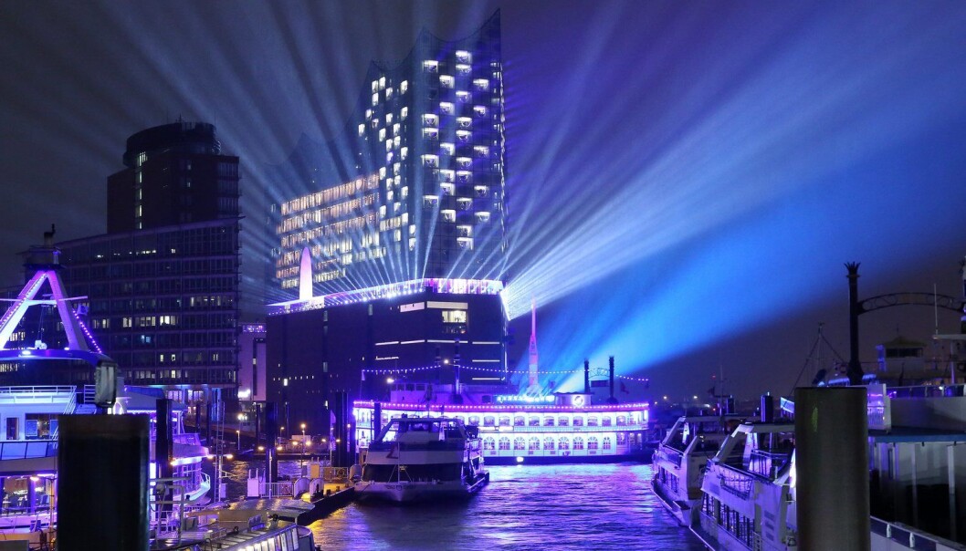 Lys strømmer ut av den nye konsertsalen i Hamburg under åpningen i januar 2017. (Foto: Bodo Marks/DPA/NTB Scanpix) Lys strømmer ut av den nye konsertsalen i Hamburg under åpningen i januar 2017. (Foto: Bodo Marks/DPA/NTB Scanpix)