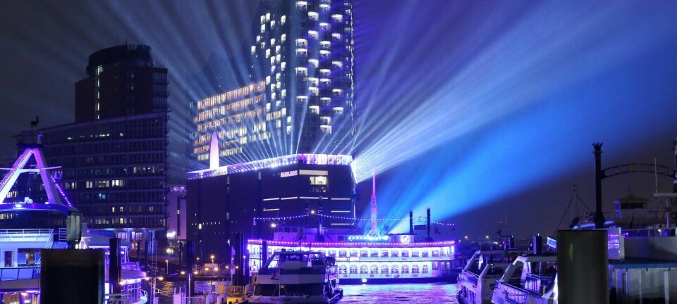 Lys strømmer ut av den nye konsertsalen i Hamburg under åpningen i januar 2017. (Foto: Bodo Marks/DPA/NTB Scanpix)
