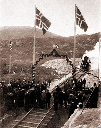 En fattig nasjon temmer fjellet: Bergensbanen sammenkobles ved Ustaoset i oktober 1907. Under salutt kommer toget vestfra. (Foto: Sigvard Heber, Wikimedia Commons, public domain) En fattig nasjon temmer fjellet: Bergensbanen sammenkobles ved Ustaoset i oktober 1907. Under salutt kommer toget vestfra. (Foto: Sigvard Heber, Wikimedia Commons, public domain)