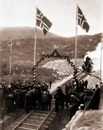 En fattig nasjon temmer fjellet: Bergensbanen sammenkobles ved Ustaoset i oktober 1907. Under salutt kommer toget vestfra. (Foto: Sigvard Heber, Wikimedia Commons, public domain)