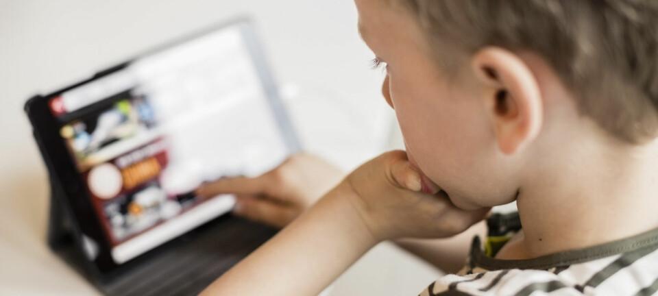 Hos barn glir blikket lett gli over til annonsene på nettsida. (Foto: Maskot/NTB scanpix)