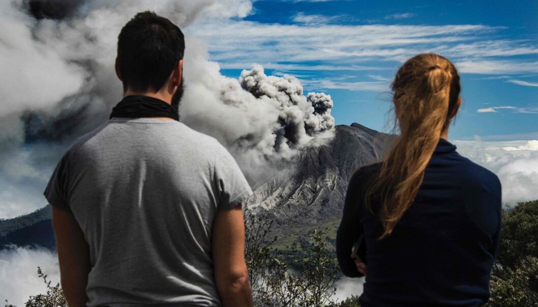 Turister ser på aske som spys ut av Turrialba i Cartago, 35 kilometer øst for San Jose, 6. januar 2017. Costa Ricas myndigheter erklærte et grønt varsel i hele hovedstadsområdet. (AFP PHOTO / Ezequiel Becerra/ NTB scanpix) Turister ser på aske som spys ut av Turrialba i Cartago, 35 kilometer øst for San Jose, 6. januar 2017. Costa Ricas myndigheter erklærte et grønt varsel i hele hovedstadsområdet. (AFP PHOTO / Ezequiel Becerra/ NTB scanpix)