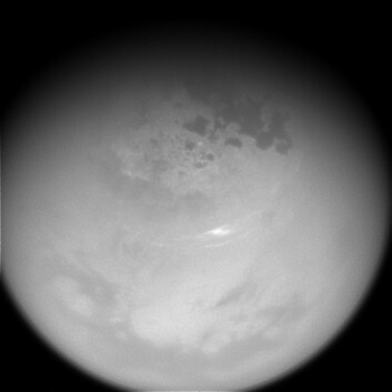 Titan fotografert fra romsonden Cassini den 29. oktober 2016 med telelinse og et filter som slipper gjennom lys i det nær-infrarøde området rundt 938 nanometers bølgelengde. (Foto: NASA/JPL) Titan fotografert fra romsonden Cassini den 29. oktober 2016 med telelinse og et filter som slipper gjennom lys i det nær-infrarøde området rundt 938 nanometers bølgelengde. (Foto: NASA/JPL)
