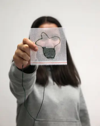 Identiteter kan også broderes, etter opplæring av Tøyen-kunstner Nina Vestby. ”Jeg lærte å sy, jeg er så stolt av det!”, forteller en av deltagerne i etterkant. (Foto: Karoline Hjorth) Identiteter kan også broderes, etter opplæring av Tøyen-kunstner Nina Vestby. ”Jeg lærte å sy, jeg er så stolt av det!”, forteller en av deltagerne i etterkant. (Foto: Karoline Hjorth)