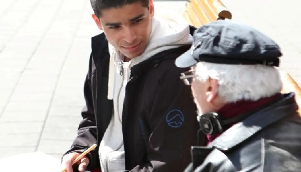 Ahmed Al-Rikabi (18 år) fra Hersleb videregående skole har fått opplæring i feltarbeidsmetode og intervjuer en besøkende på Tøyen torg. (Foto: Karoline Hjorth) Ahmed Al-Rikabi (18 år) fra Hersleb videregående skole har fått opplæring i feltarbeidsmetode og intervjuer en besøkende på Tøyen torg. (Foto: Karoline Hjorth)
