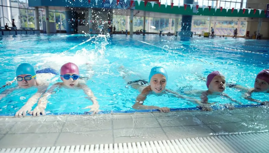 Flertallet av grunnskoleelever sier de ikke klarer svømmekravene. Måler vi dem feil?