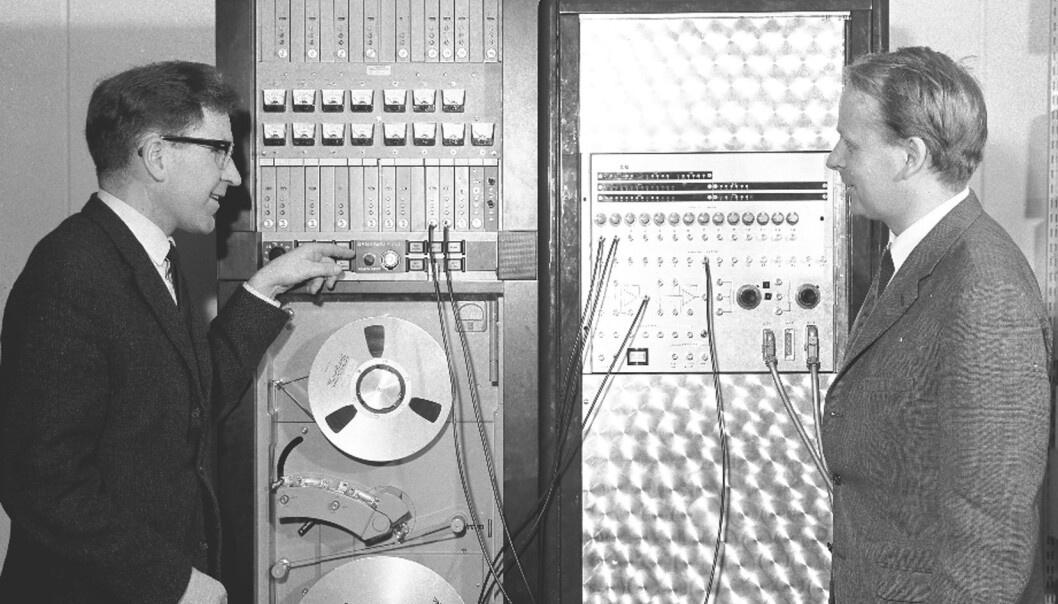 Den unge forskeren Yngvar Lundh (til venstre) står foran datalaboratoriet ved Forsvarets forskningsinstitutt i 1965. Han skulle senere ta del i arbeidet med det store internettet, i samarbeid med forskere fra USA og Storbritannia. (Foto: FFI) Den unge forskeren Yngvar Lundh (til venstre) står foran datalaboratoriet ved Forsvarets forskningsinstitutt i 1965. Han skulle senere ta del i arbeidet med det store internettet, i samarbeid med forskere fra USA og Storbritannia. (Foto: FFI)