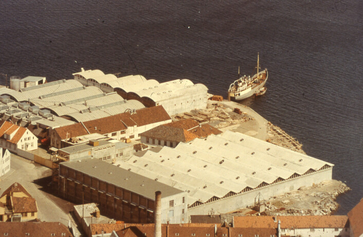 Chr. Bjelland & Co sin nye hermetikkfabrikk på verven i Stavanger under bygging. Fabrikken ble omtalt som "Fabrikken for et nytt årtusen." Fabrikken ble lagt ned i juni 1982, samme uken som Norsk hermetikkmuseum åpnet Foto: MUST/ Norsk hermetikkmuseum Chr. Bjelland & Co sin nye hermetikkfabrikk på verven i Stavanger under bygging. Fabrikken ble omtalt som "Fabrikken for et nytt årtusen." Fabrikken ble lagt ned i juni 1982, samme uken som Norsk hermetikkmuseum åpnet Foto: MUST/ Norsk hermetikkmuseum
