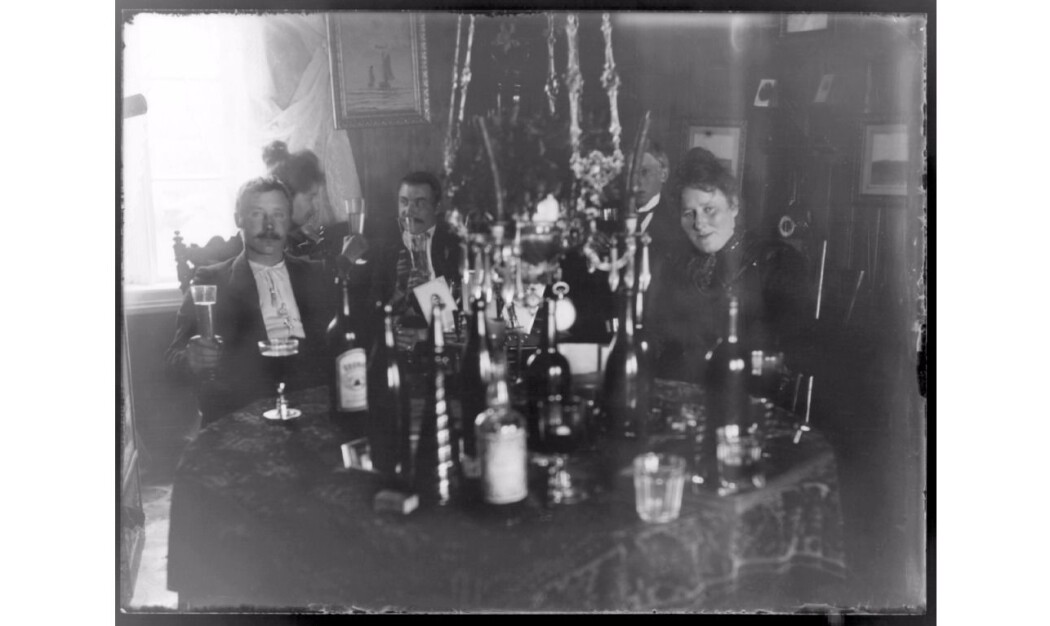 Det manglet ikke på drikkevarer, på denne festen på Birkelund, rundt 1900. Bildet tilhører samlingen til Finnmark fylkesbibliotek. (Foto: Johannes Øwre) Det manglet ikke på drikkevarer, på denne festen på Birkelund, rundt 1900. Bildet tilhører samlingen til Finnmark fylkesbibliotek. (Foto: Johannes Øwre)
