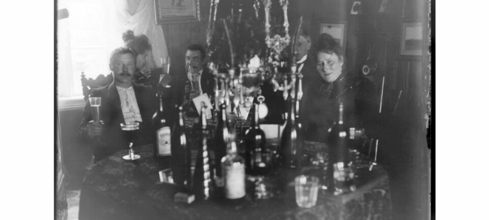 Det manglet ikke på drikkevarer, på denne festen på Birkelund, rundt 1900. Bildet tilhører samlingen til Finnmark fylkesbibliotek.   (Foto: Johannes Øwre)