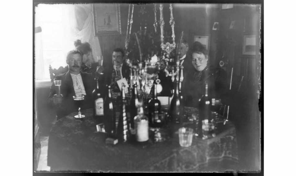 Det manglet ikke på drikkevarer, på denne festen på Birkelund, rundt 1900. Bildet tilhører samlingen til Finnmark fylkesbibliotek.  (Foto: Johannes Øwre)