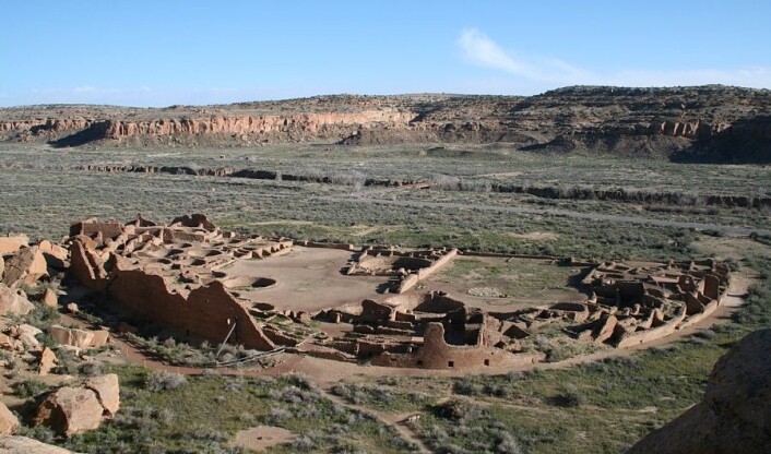 Pueblo Bonito sett fra fjellsiden i Chaco-dalen. (Foto: James Jacobs/<a href="https://creativecommons.org/licenses/by-sa/3.0/">CC BY-SA 3.0</a>) Pueblo Bonito sett fra fjellsiden i Chaco-dalen. (Foto: James Jacobs/<a href="https://creativecommons.org/licenses/by-sa/3.0/">CC BY-SA 3.0</a>)