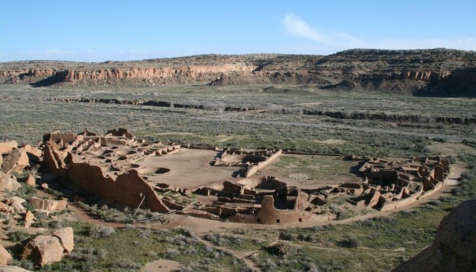 Pueblo Bonito sett fra fjellsiden i Chaco-dalen. (Foto: James Jacobs/CC BY-SA 3.0)