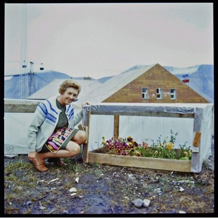 Kvinner bak kamera utgjør en forskjell. Her viser fru bergmester Johnsen stolt fram sin lille hage – et motiv knapt noen mannlige fotografer ville enset. Ca. 1970. (Foto: Herta Lampert. Tromsø Museum – Universitetsmuseet. ) Kvinner bak kamera utgjør en forskjell. Her viser fru bergmester Johnsen stolt fram sin lille hage – et motiv knapt noen mannlige fotografer ville enset. Ca. 1970. (Foto: Herta Lampert. Tromsø Museum – Universitetsmuseet. )
