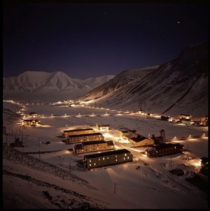 Longyearbyen omkring 1960. Lik andre gruvesamfunn var bosetninga sterkt klassedelt. Nærmest ligger Sverdrupbyen og Nybyen (t.h.) hvor arbeiderne bodde. Ved fjorden og i bakgrunnen ligger boområdet til funksjonærene på Haugen og Skjæringa. (Foto: Herta Lampert. Tromsø Museum – Universitetsmuseet. ) Longyearbyen omkring 1960. Lik andre gruvesamfunn var bosetninga sterkt klassedelt. Nærmest ligger Sverdrupbyen og Nybyen (t.h.) hvor arbeiderne bodde. Ved fjorden og i bakgrunnen ligger boområdet til funksjonærene på Haugen og Skjæringa. (Foto: Herta Lampert. Tromsø Museum – Universitetsmuseet. )