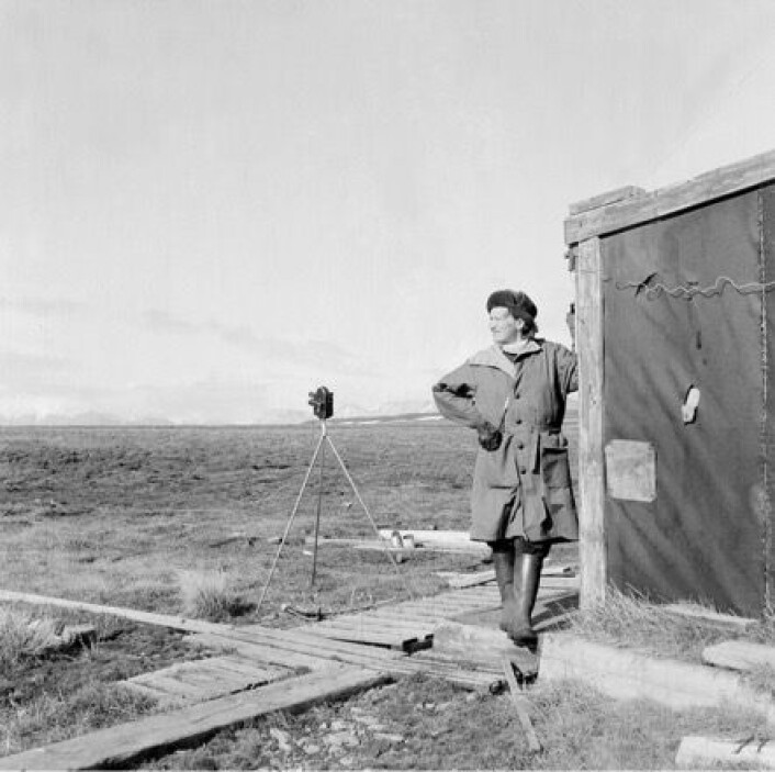 Herta Lampert med kamera rundt halsen og filmkamera på stativ ved fangstmann Arthur Oxaas sin fangsthytte på Kapp Wijk en gang på 1960-tallet. (Foto: Ukjent. Tromsø Museum – Universitetsmuseet.) Herta Lampert med kamera rundt halsen og filmkamera på stativ ved fangstmann Arthur Oxaas sin fangsthytte på Kapp Wijk en gang på 1960-tallet. (Foto: Ukjent. Tromsø Museum – Universitetsmuseet.)