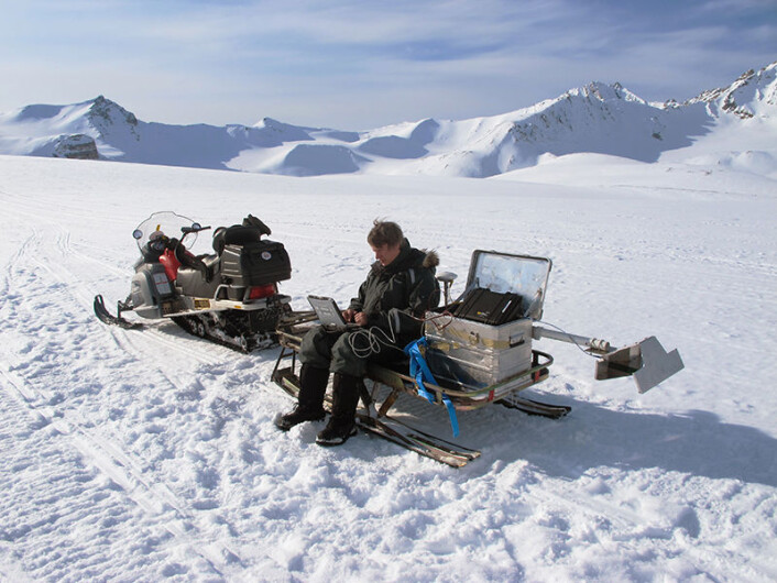 Forsker Mats Øyan tester en prototyp av georadaren Radar Imager for Mars Subsurface Experiment (Rimfax) på Svalbard. Den skal være med NASAs neste rover til Mars om få år. Mars er en kald og tørr planet, og Svalbard egner seg godt til denne testingen på grunn av isbreene der. Rimfax ser ned i bakken og skal hjelpe til med å bestemme hvilken type geologi roveren kjører over. Slik kan den finne steder hvor det har vært vann på Mars. (Foto: FFI) Forsker Mats Øyan tester en prototyp av georadaren Radar Imager for Mars Subsurface Experiment (Rimfax) på Svalbard. Den skal være med NASAs neste rover til Mars om få år. Mars er en kald og tørr planet, og Svalbard egner seg godt til denne testingen på grunn av isbreene der. Rimfax ser ned i bakken og skal hjelpe til med å bestemme hvilken type geologi roveren kjører over. Slik kan den finne steder hvor det har vært vann på Mars. (Foto: FFI)