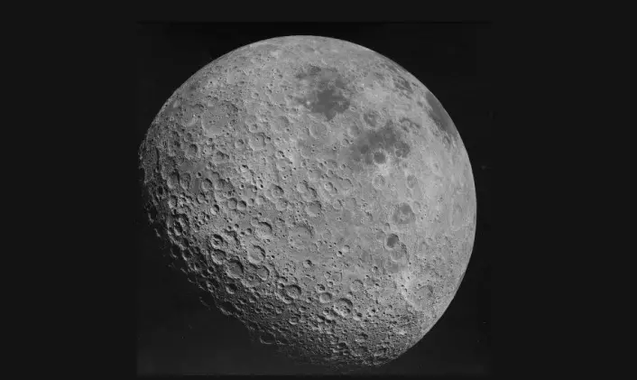 Månens baksiden, sett av astronautene på Apollo 16. Vi ser aldri denne siden fra jorden, siden månen alltid peker den samme veien mot jorden. Det er denne siden som feilaktig kalles "the dark side of the moon". (Foto: NASA)