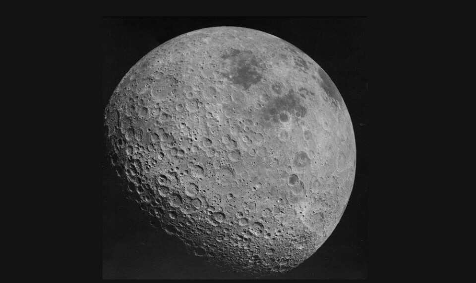 Månens baksiden, sett av astronautene på Apollo 16. Vi ser aldri denne siden fra jorden, siden månen alltid peker den samme veien mot jorden. Det er denne siden som feilaktig kalles 'the dark side of the moon'. (Foto: NASA)