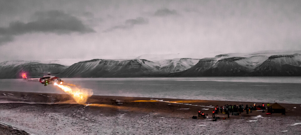 Redningsaksjoner i Arktis må ofte skje med helikopter på grunn av vanskelig framkommelighet og store avstander. Det er ressurskrevende og kan være teknisk utfordrende. Bildet er fra en redningsøvelse. (Foto: Stefan Claes/UNIS)